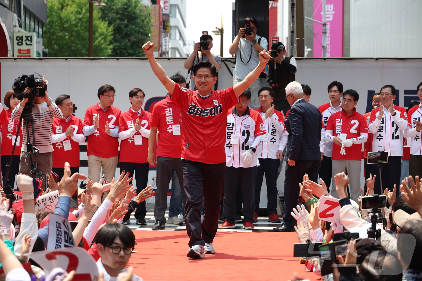 (부산=뉴스1) 이광호 기자 = 김문수 국민의힘 대통령 후보가 28일 부산 부산진구 쥬디스태화 백화점 앞에서 시민들에게 지지를 호소하고 있다. (공동취재) 2025.5.28/뉴스1 …
