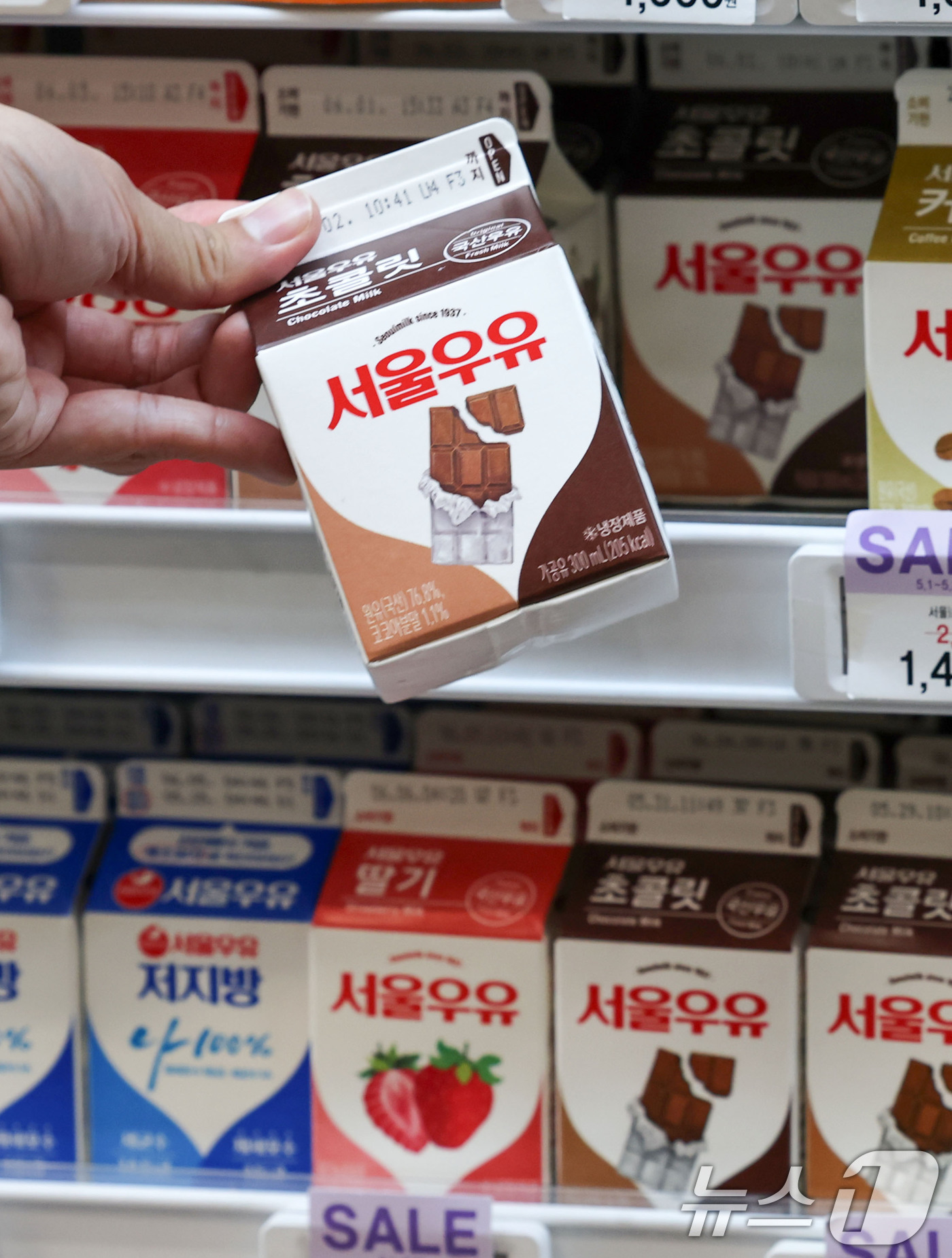 (서울=뉴스1) 박세연 기자 = 28일 서울시내의 한 편의점에서 서울우유 제품을 판매하고 있다.다음달 1일부터 편의점에서 하이트진로 맥주와 서울우유 등 제품의 소매가격이 오른다. …