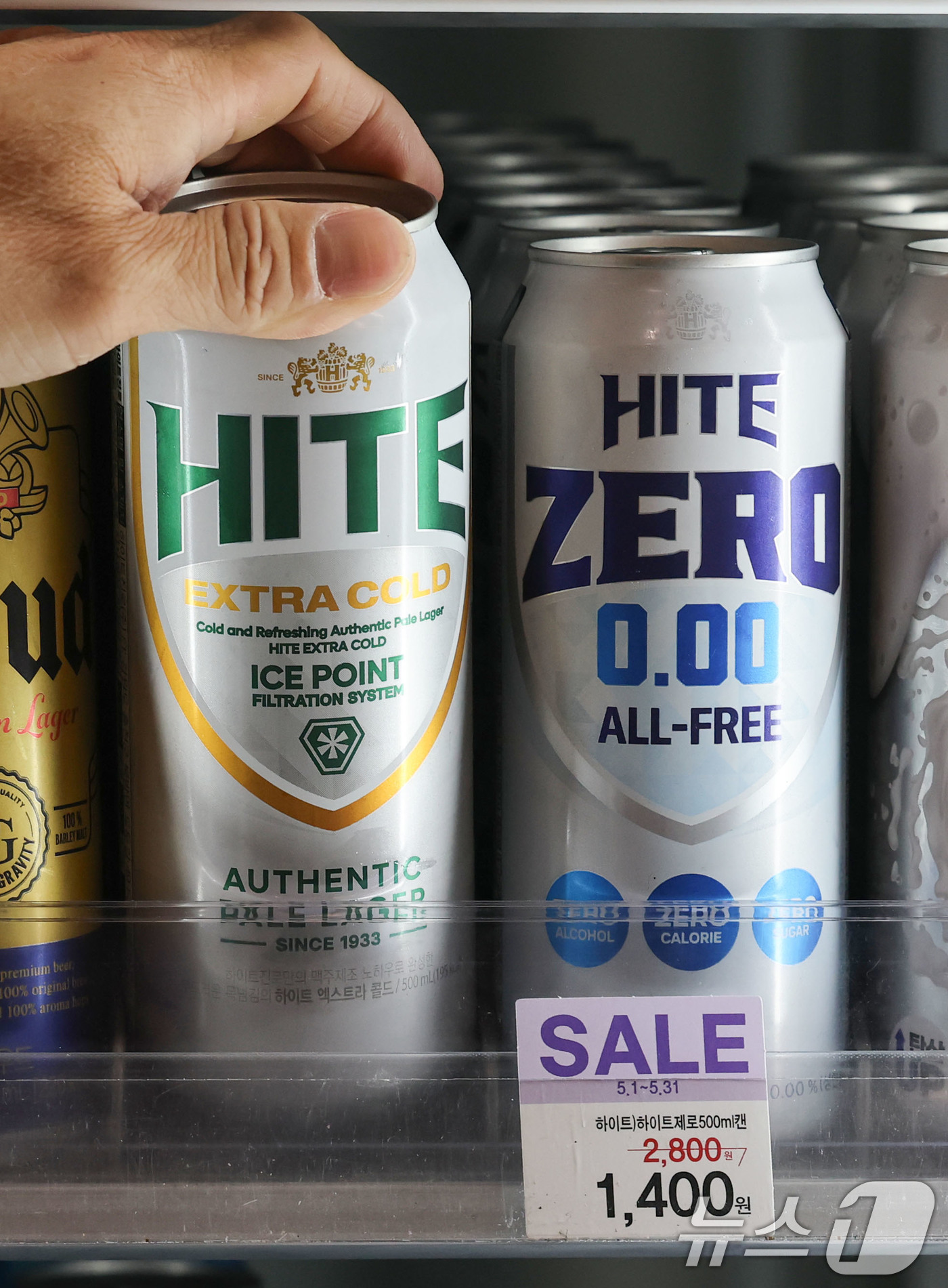 (서울=뉴스1) 박세연 기자 = 28일 서울시내의 한 편의점에서 하이트진로 맥주를 판매하고 있다.다음달 1일부터 편의점에서 하이트진로 맥주와 서울우유 등 제품의 소매가격이 오른다. …