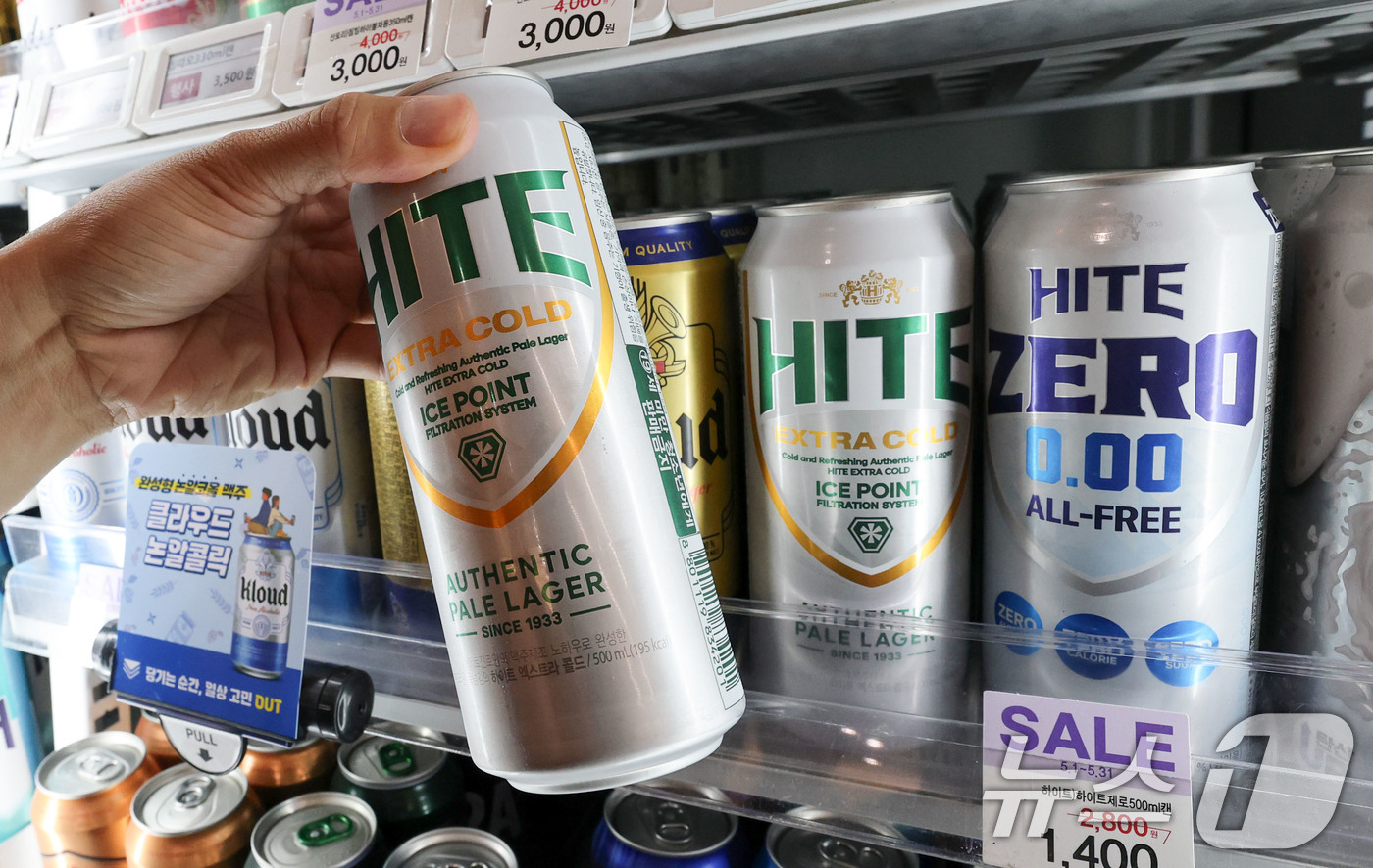 (서울=뉴스1) 박세연 기자 = 28일 서울시내의 한 편의점에서 하이트진로 맥주를 판매하고 있다.다음달 1일부터 편의점에서 하이트진로 맥주와 서울우유 등 제품의 소매가격이 오른다. …