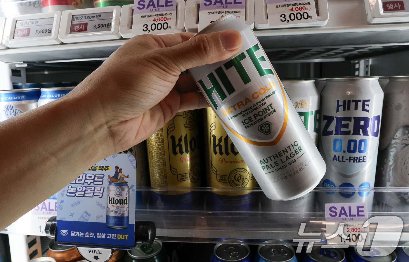 (서울=뉴스1) 박세연 기자 = 28일 서울시내의 한 편의점에서 하이트진로 맥주를 판매하고 있다.다음달 1일부터 편의점에서 하이트진로 맥주와 서울우유 등 제품의 소매가격이 오른다. …