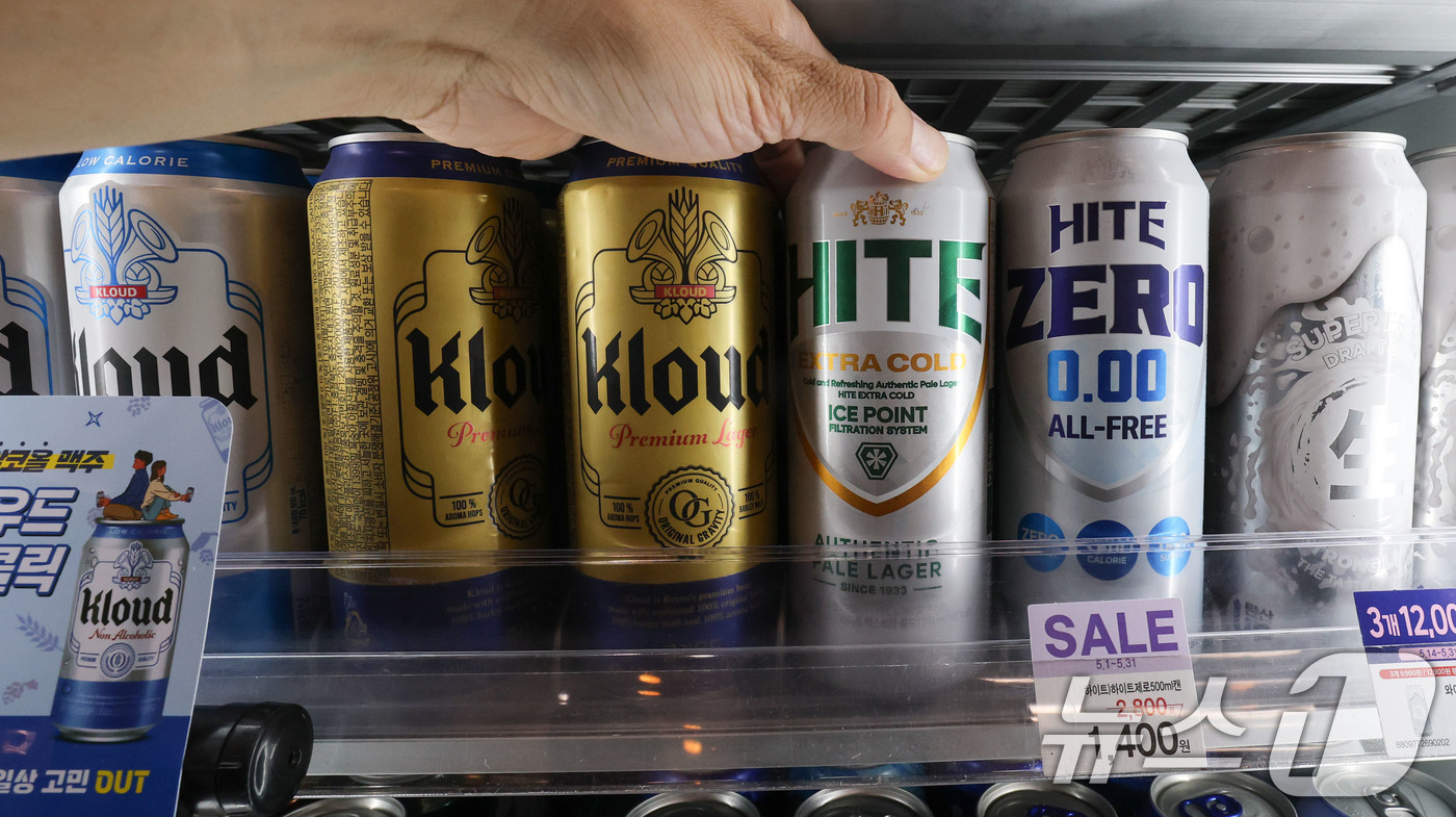 (서울=뉴스1) 박세연 기자 = 28일 서울시내의 한 편의점에서 하이트진로 맥주를 판매하고 있다.다음달 1일부터 편의점에서 하이트진로 맥주와 서울우유 등 제품의 소매가격이 오른다. …