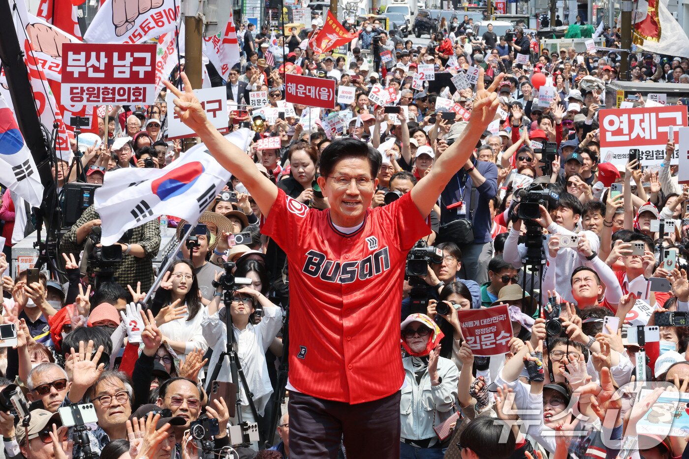 본문 이미지 - 김문수 국민의힘 대통령 후보가 28일 오후 부산 부산진구 서면 집중유세에서 시민들에게 인사하고 있다. 2025.5.28/뉴스1 ⓒ News1 이광호 기자