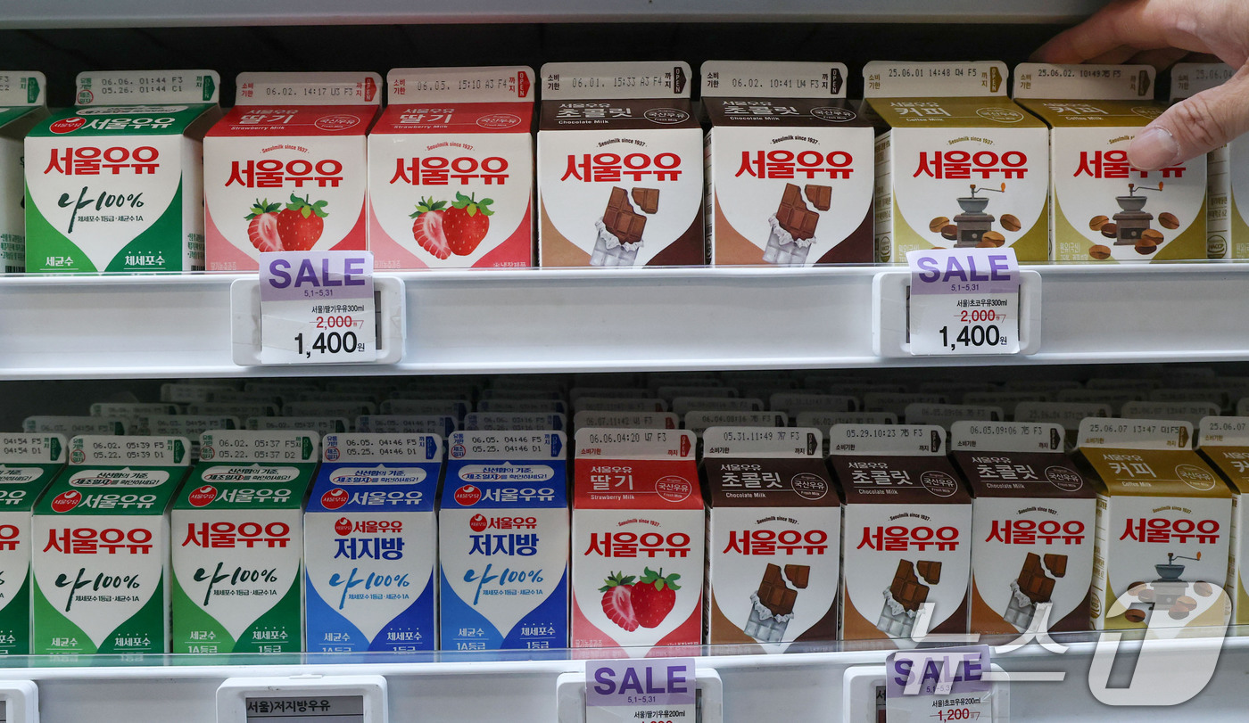 (서울=뉴스1) 박세연 기자 = 28일 서울시내의 한 편의점에서 서울우유 제품을 판매하고 있다.다음달 1일부터 편의점에서 하이트진로 맥주와 서울우유 등 제품의 소매가격이 오른다. …