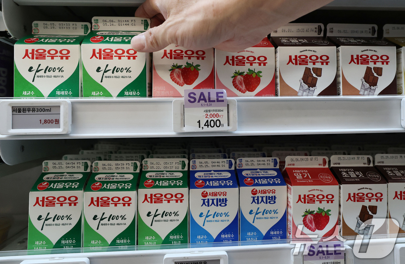 (서울=뉴스1) 박세연 기자 = 28일 서울시내의 한 편의점에서 서울우유 제품을 판매하고 있다.다음달 1일부터 편의점에서 하이트진로 맥주와 서울우유 등 제품의 소매가격이 오른다. …