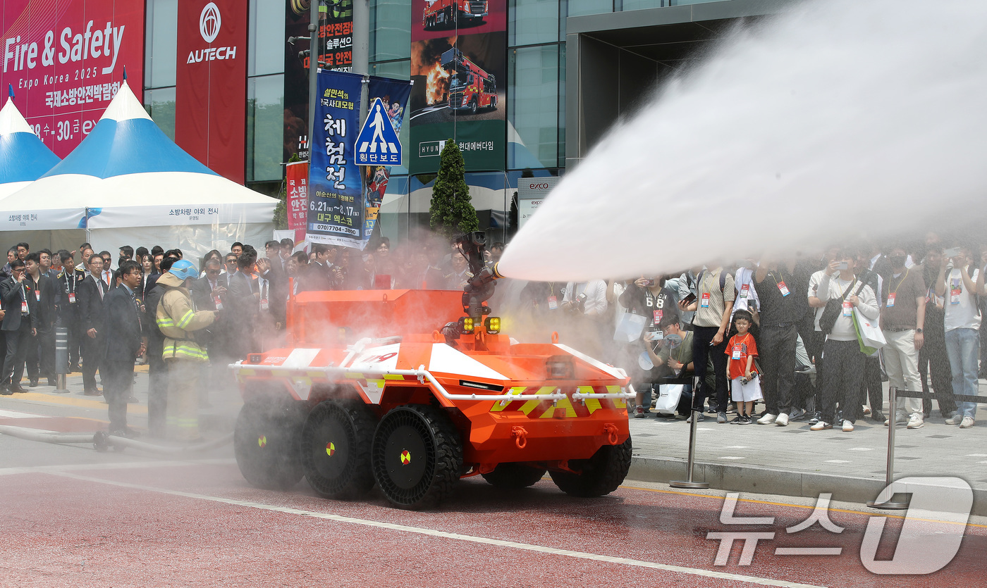 (대구=뉴스1) 공정식 기자 = 28일 대구 북구 엑스코(EXCO)에서 개막한 '2025 국제소방안전박람회'를 찾은 관람객이 소방청과 현대자동차그룹이 공동 개발한 차량형 무인 소방 …