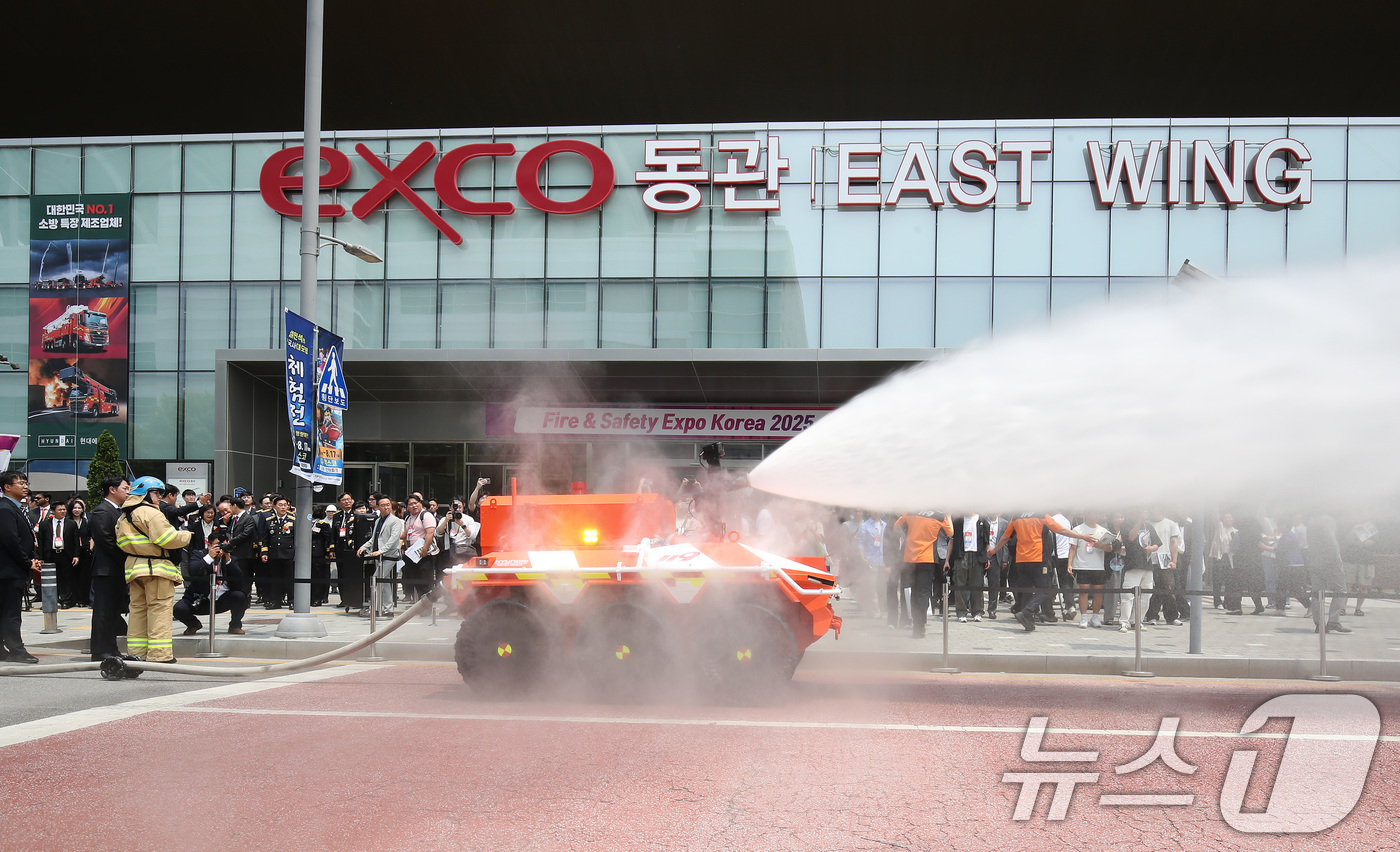 (대구=뉴스1) 공정식 기자 = 28일 대구 북구 엑스코(EXCO)에서 개막한 '2025 국제소방안전박람회'를 찾은 관람객이 소방청과 현대자동차그룹이 공동 개발한 차량형 무인 소방 …
