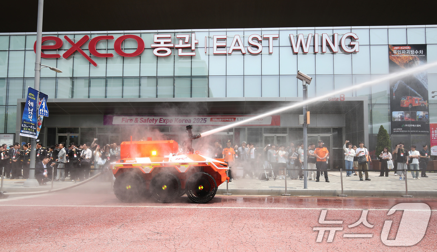 (대구=뉴스1) 공정식 기자 = 28일 대구 북구 엑스코(EXCO)에서 개막한 '2025 국제소방안전박람회'를 찾은 관람객이 소방청과 현대자동차그룹이 공동 개발한 차량형 무인 소방 …