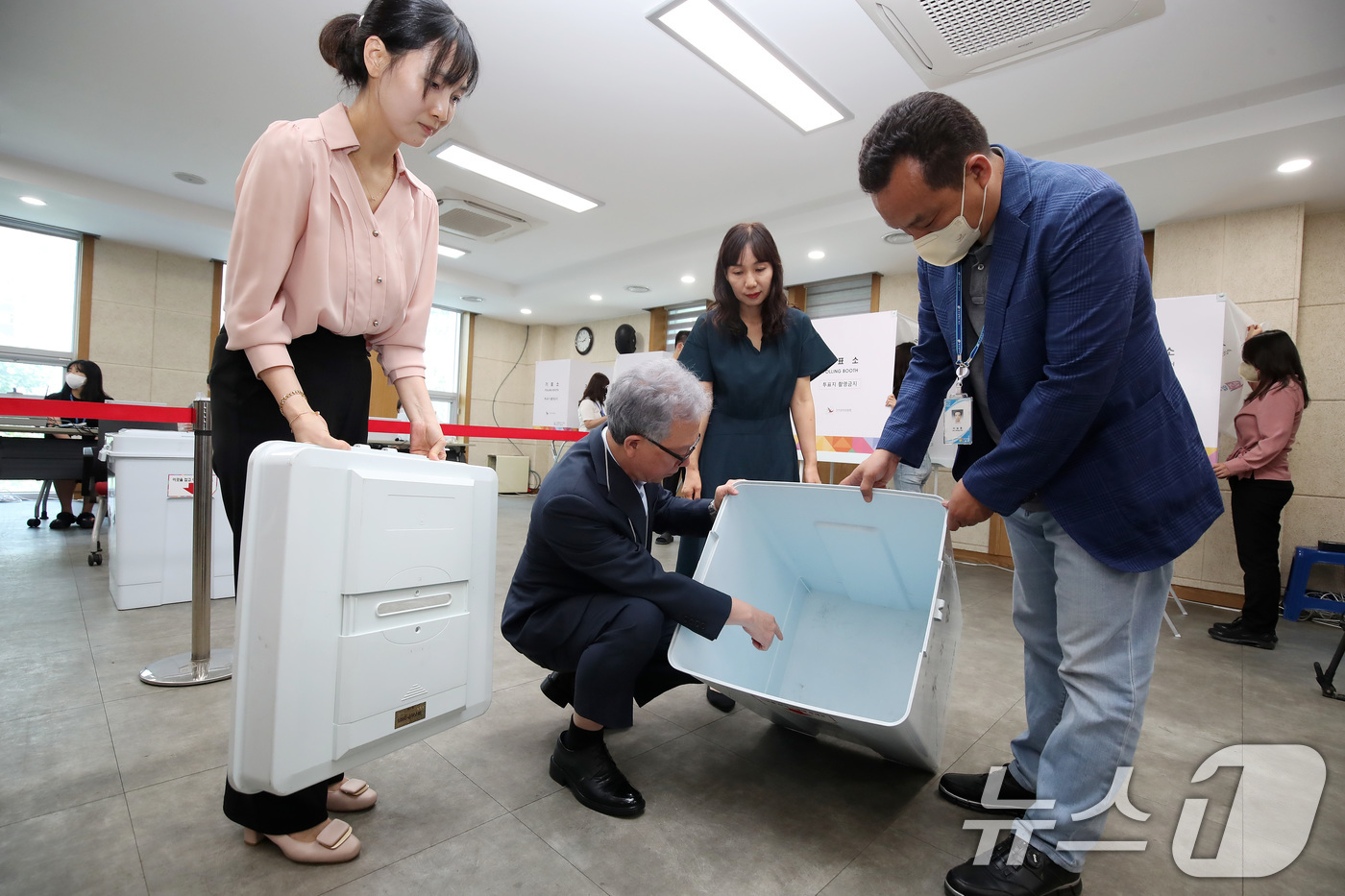 (대구=뉴스1) 공정식 기자 = 제21대 대통령선거 사전투표가 하루 앞으로 다가온 28일 대구 서구 상중이동행정복지센터에서 강동명 대구시선관위원장(대구지법원장)이 직접 사전투표소를 …