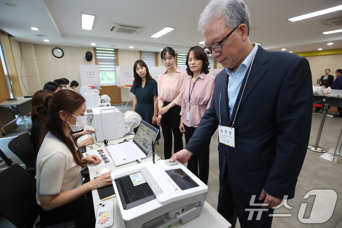(대구=뉴스1) 공정식 기자 = 제21대 대통령선거 사전투표가 하루 앞으로 다가온 28일 대구 서구 상중이동행정복지센터에서 강동명 대구시선관위원장(대구지법원장)이 직접 사전투표소를 …