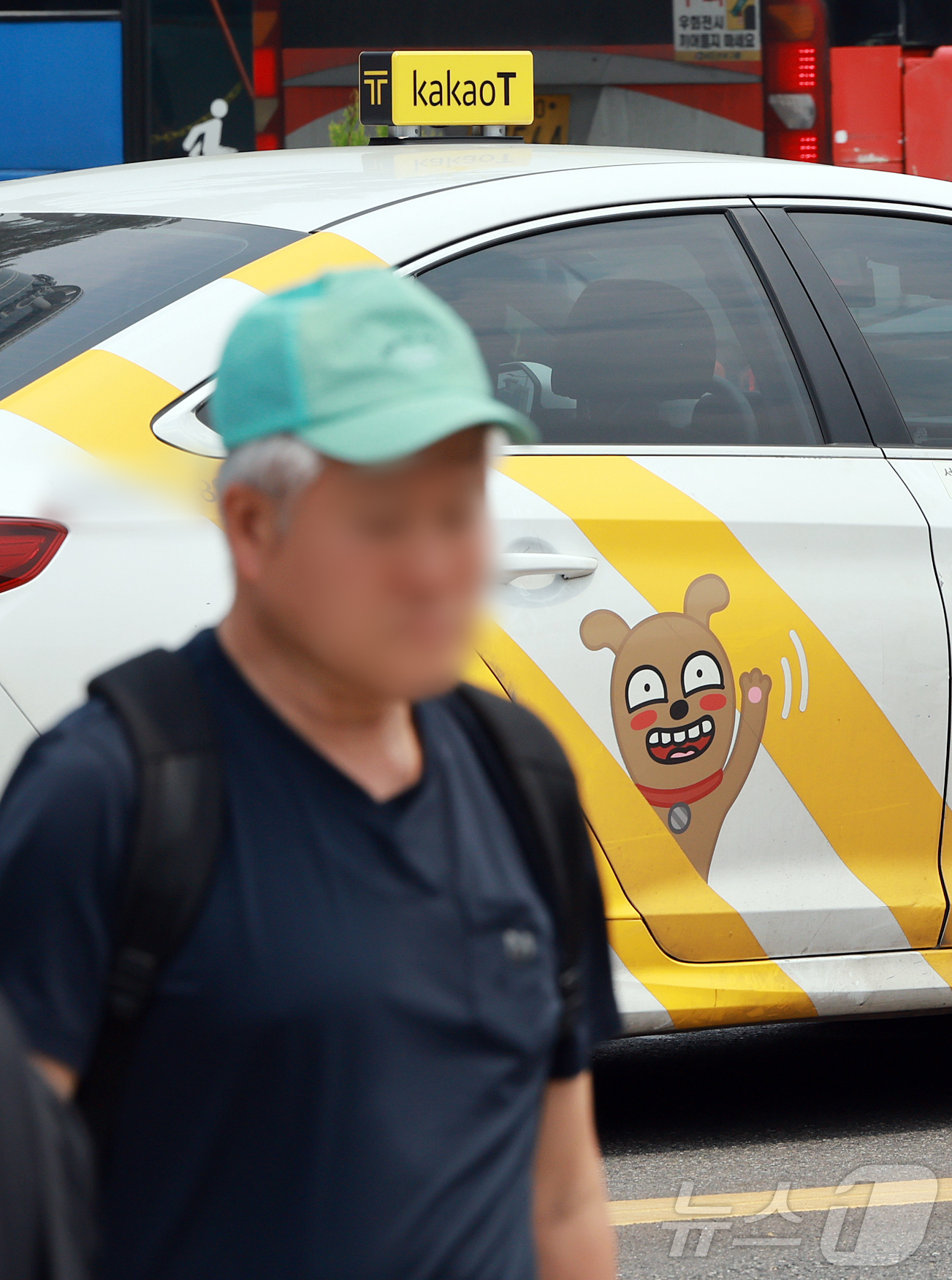 (서울=뉴스1) 김진환 기자 = 공정거래위원회가 자사 택시 배차 플랫폼을 이용하지 않고 승객을 태운 경우에도 수수료 20%를 떼 간 카카오 택시 가맹본부에 시정명령과 함께 과징금 …