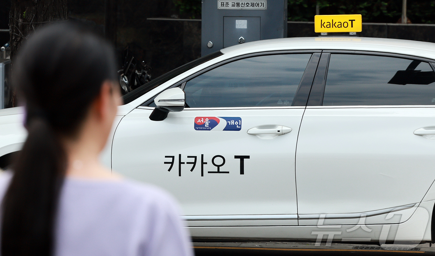 (서울=뉴스1) 김진환 기자 = 공정거래위원회가 자사 택시 배차 플랫폼을 이용하지 않고 승객을 태운 경우에도 수수료 20%를 떼 간 카카오 택시 가맹본부에 시정명령과 함께 과징금 …