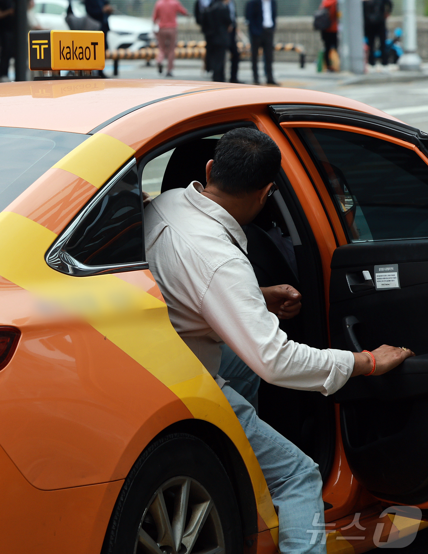 (서울=뉴스1) 김진환 기자 = 공정거래위원회가 자사 택시 배차 플랫폼을 이용하지 않고 승객을 태운 경우에도 수수료 20%를 떼 간 카카오 택시 가맹본부에 시정명령과 함께 과징금 …