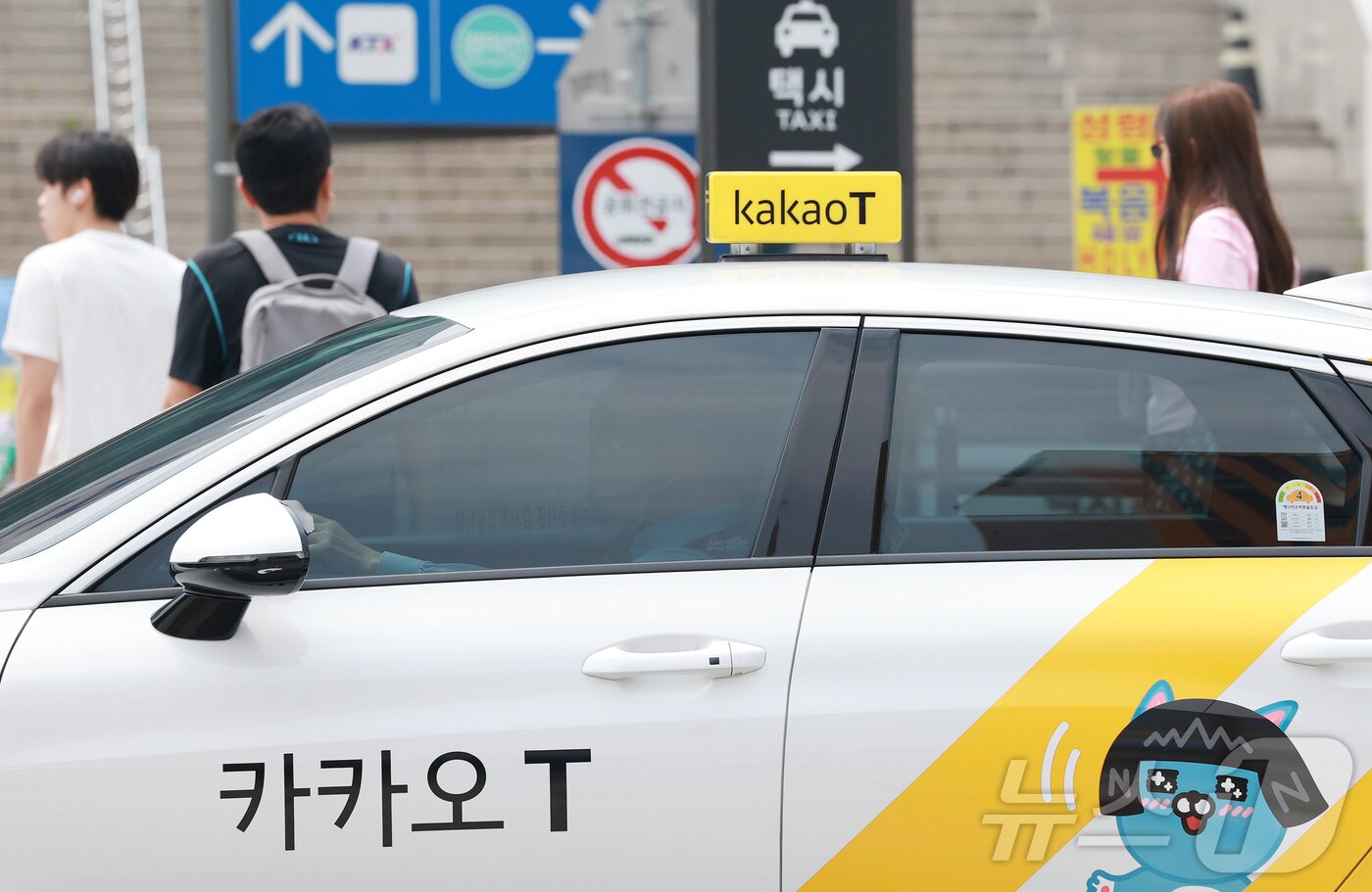 본문 이미지 - 이날 서울 중구 서울역 택시 승강장에 정차한 카카오 택시. 2025.5.28/뉴스1 ⓒ News1 김진환 기자