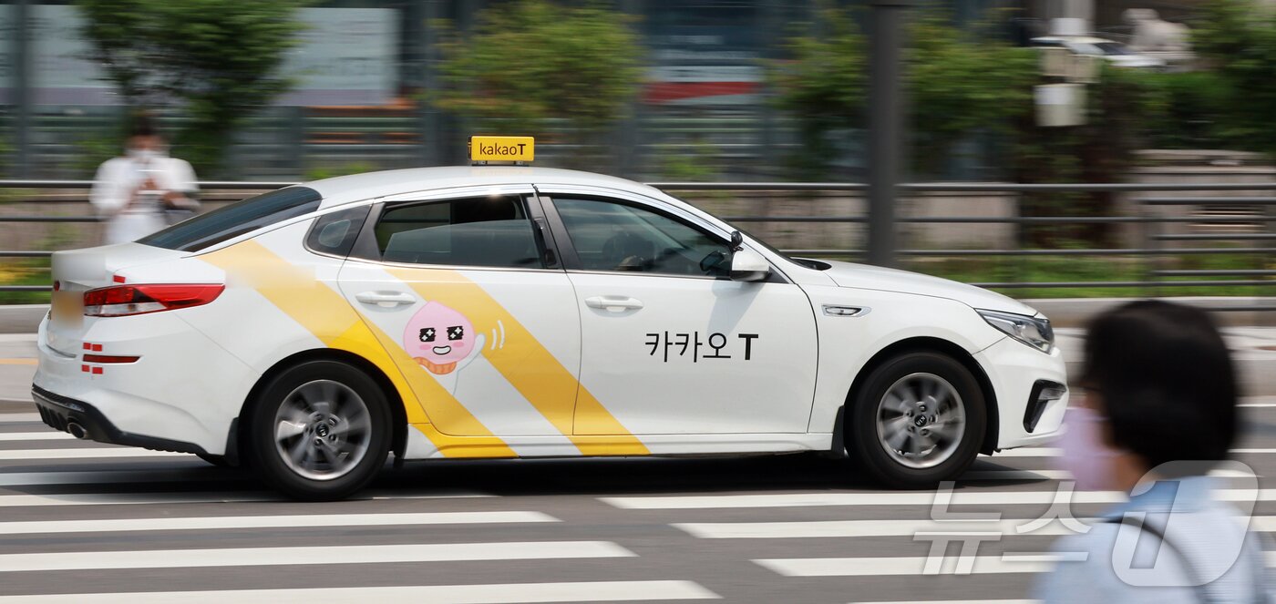본문 이미지 - 공정거래위원회가 자사 택시 배차 플랫폼을 이용하지 않고 승객을 태운 경우에도 수수료 20%를 떼 간 카카오 택시 가맹본부에 시정명령과 함께 과징금 38억 8천2백만 원의 제재를 내렸다고 28일 밝혔다. 공정위는 명확하지 않은 계약으로 기사들이 수수료 구조를 제대로 이해하지 못했으며, 사용하지 않은 서비스에 요금을 부과한 것은 부당하다고 판단했다. 사진은 이날 서울 중구 서울역 택시 승강장 인근에서 운행하는 카카오 택시. 2025.5.28/뉴스1 ⓒ News1 김진환 기자
