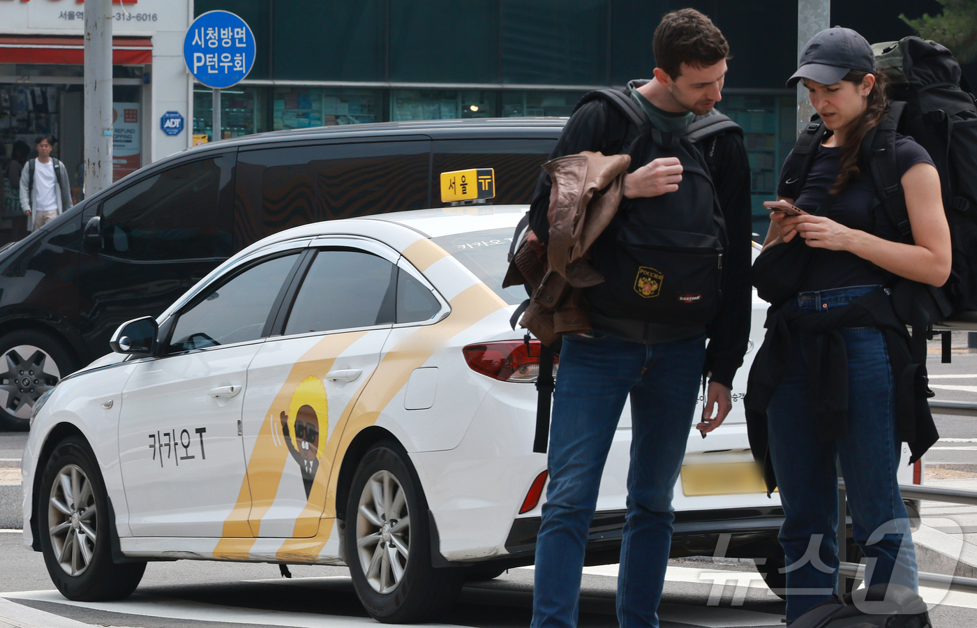 (서울=뉴스1) 김진환 기자 = 공정거래위원회가 자사 택시 배차 플랫폼을 이용하지 않고 승객을 태운 경우에도 수수료 20%를 떼 간 카카오 택시 가맹본부에 시정명령과 함께 과징금 …