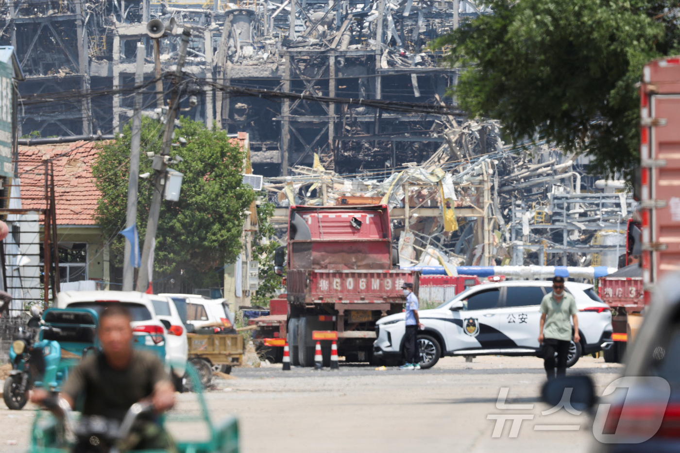 (산둥성 가오미 로이터=뉴스1) 신기림 기자 = 중국 산둥성 가오미에서 경찰이 2025년 5월 28일 화학 공장 폭발 현장 인근 도로에 서 있다.ⓒ 로이터=뉴스1