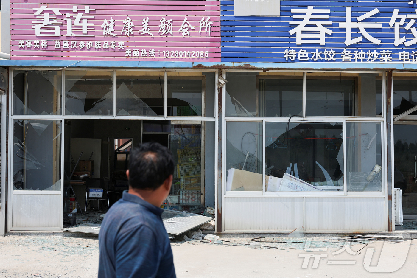 (산둥성 가오미 로이터=뉴스1) 신기림 기자 = 중국 산둥성 가오미에서 5월 28일 한 남성이 화학공장 폭발 현장 근처에서 피해 상황을 살펴보고 있다.ⓒ 로이터=뉴스1