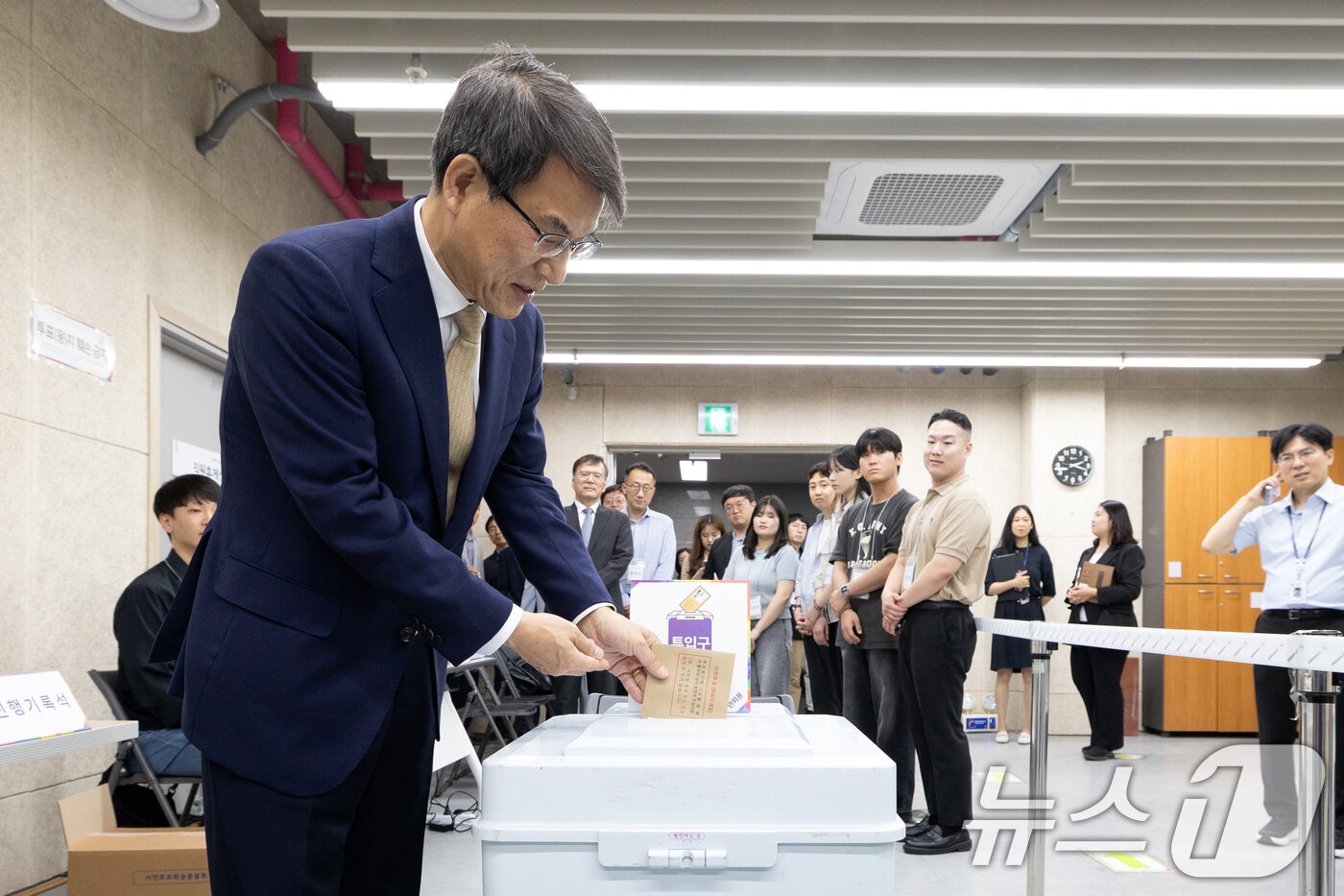 본문 이미지 - 제21대 대통령 선거 사전투표를 하루 앞둔 28일 노태악 중앙선거관리위원장이 서울 광진구 중곡3동 주민센터에 마련된 사전투표소에서 사전투표 모의체험을 하고 있다. 2025.5.28/뉴스1 ⓒ News1 이승배 기자