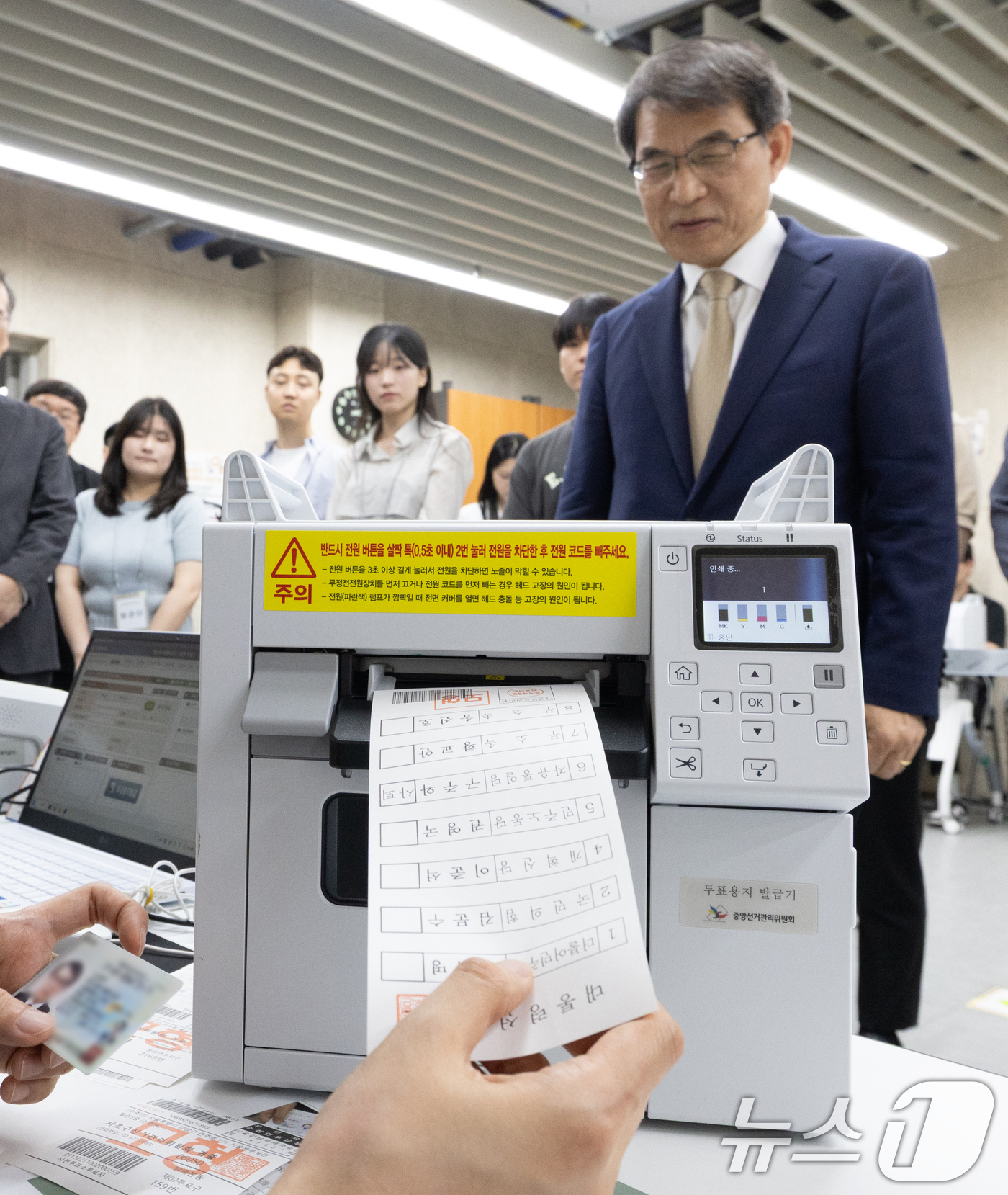 (서울=뉴스1) 이승배 기자 = 제21대 대통령 선거 사전투표를 하루 앞둔 28일 노태악 중앙선거관리위원장이 서울 광진구 중곡3동 주민센터에 마련된 사전투표소에서 사전투표 모의체험 …