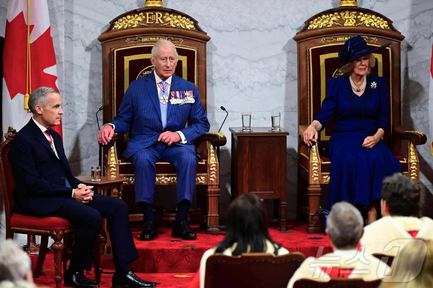 (캐나다 오타와 AFP=뉴스1) 신기림 기자 = 찰스 3세 영국 국왕과 카밀라 왕비가 마크 카니 캐나다 총리(왼쪽)와 함께 2025년 5월 27일 오타와의 캐나다 상원에서 제45대 …
