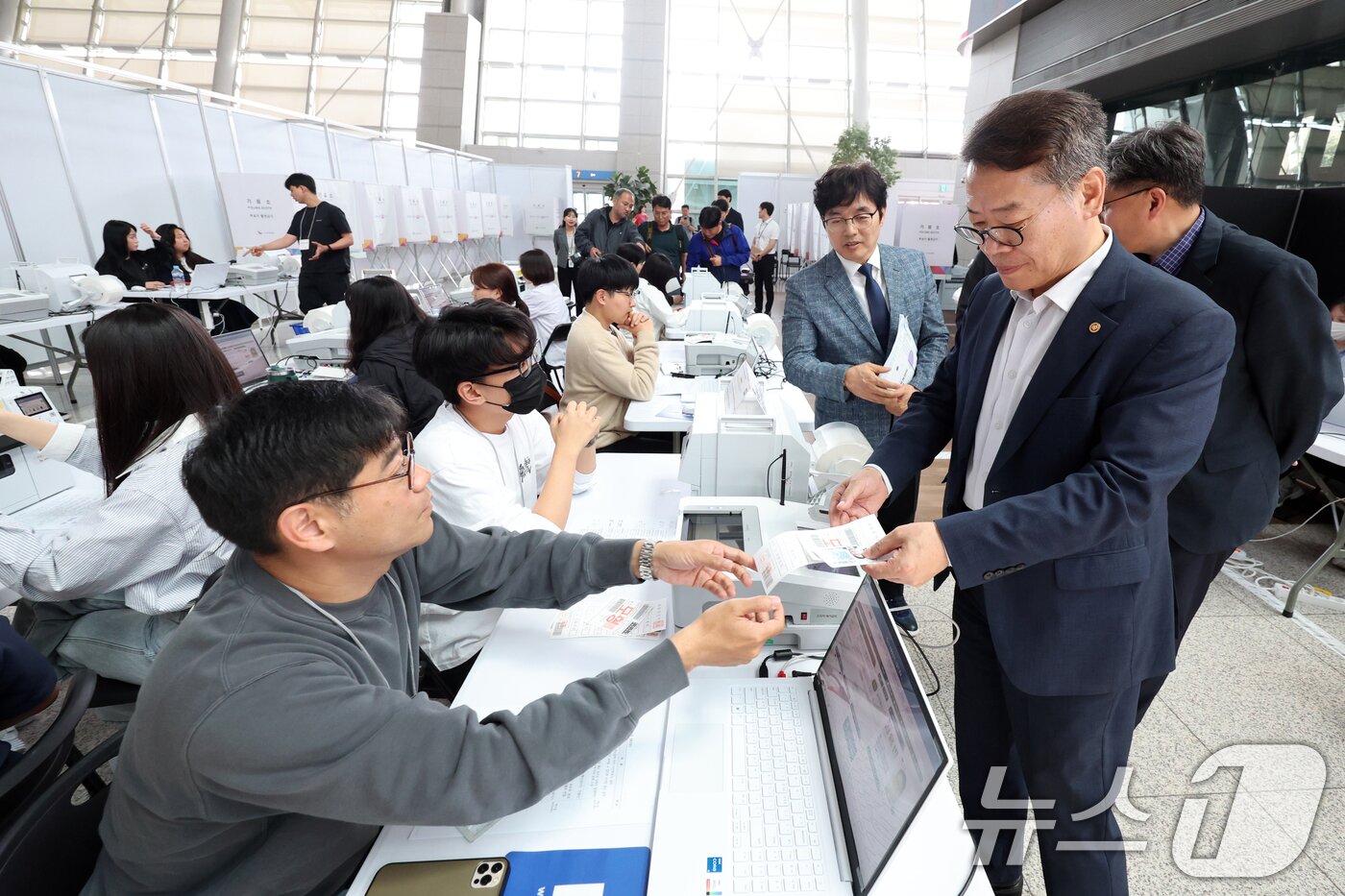 본문 이미지 - 제21대 대통령 선거 사전투표가 하루 앞으로 다가온 28일 오후 인천국제공항 제1터미널 출국장에 마련된 운서동제2사전투표소에서 김용빈 중앙선관위 사무총장이 사전투표 모의시험을 점검하고 있다. 2025.5.28/뉴스1 ⓒ News1 황기선 기자