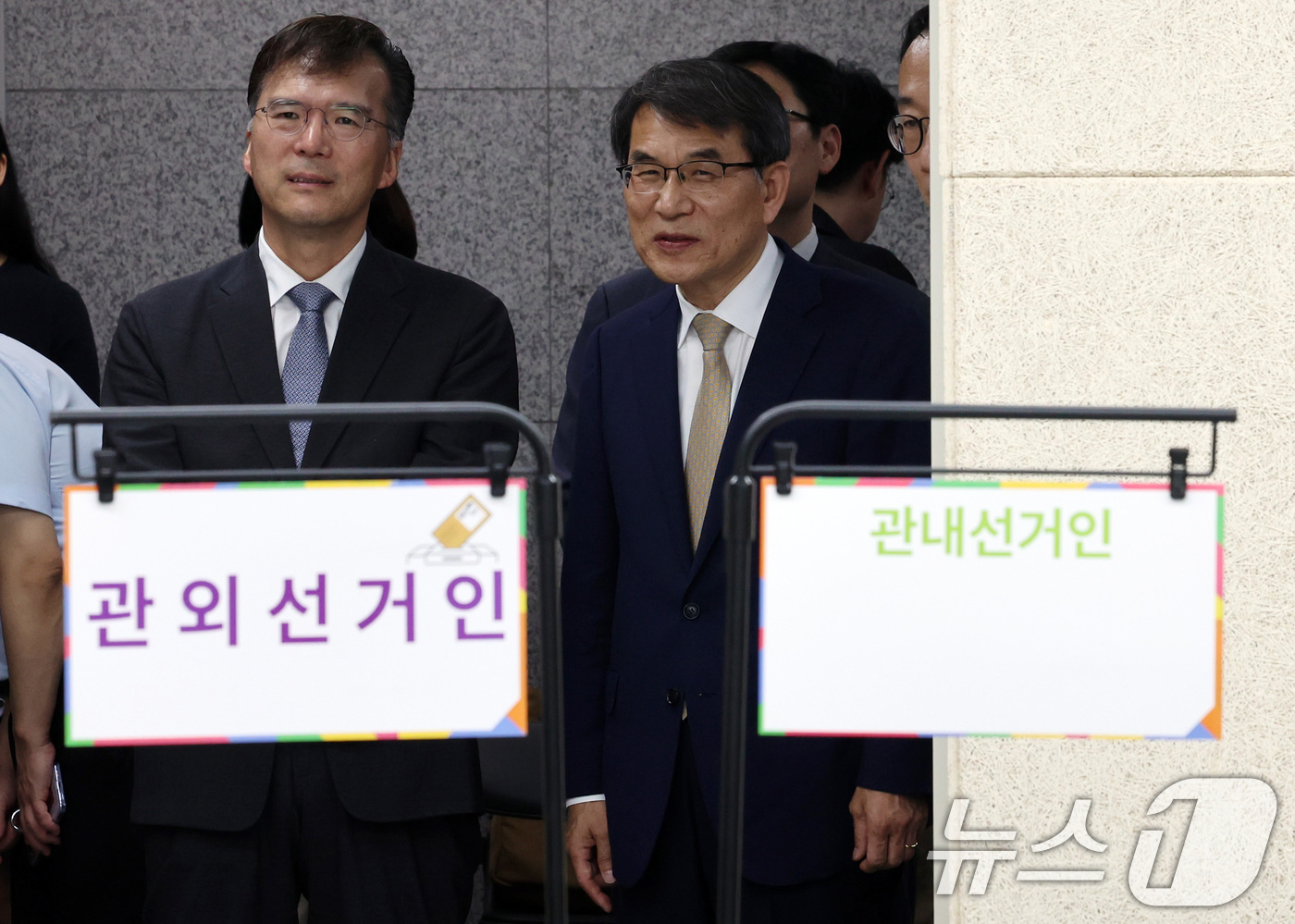 (서울=뉴스1) 이승배 기자 = 제21대 대통령 선거 사전투표를 하루 앞둔 28일 노태악 중앙선거관리위원장이 서울 광진구 중곡3동 주민센터에 마련된 사전투표소에서 사전투표 모의체험 …