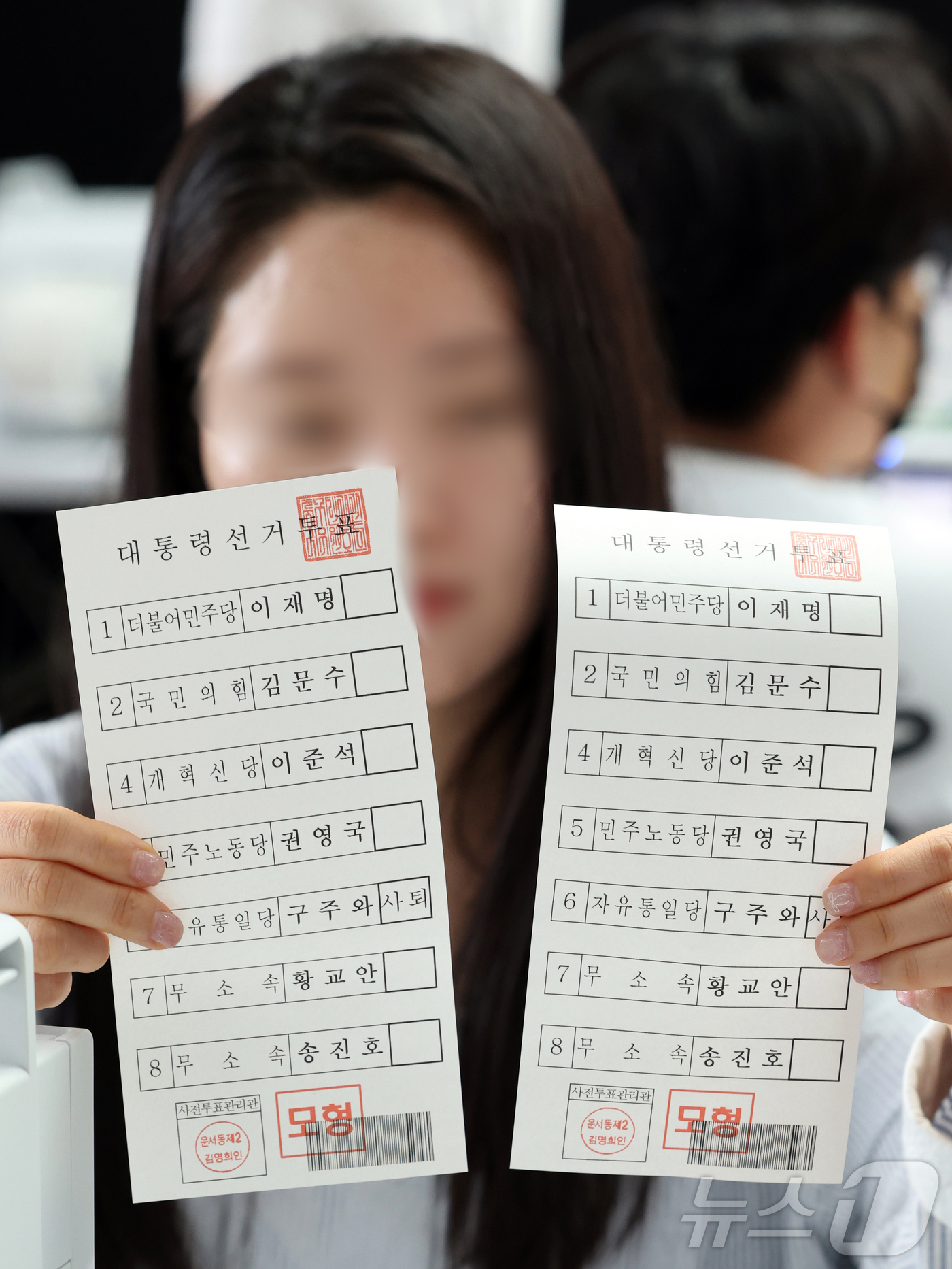 (인천공항=뉴스1) 황기선 기자 = 제21대 대통령 선거 사전투표가 하루 앞으로 다가온 28일 오후 인천국제공항 제1터미널 출국장에 마련된 운서동제2사전투표소에서 선관위 관계자가 …