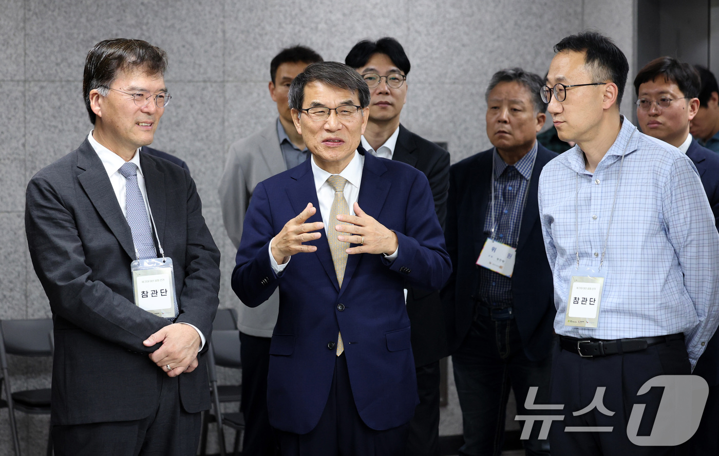 (서울=뉴스1) 이승배 기자 = 제21대 대통령 선거 사전투표를 하루 앞둔 28일 노태악 중앙선거관리위원장이 서울 광진구 중곡3동 주민센터에 마련된 사전투표소에서 관계자들과 대화하 …