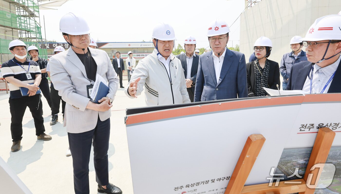 본문 이미지 - 28일 전주월드컵경기장 일원에서 2036 전주하계올림픽 관련 주요 시설 현장 점검이 진행된 가운데 김관영 도지사와 우범기 전주시장이 전주 복합스포츠타운 공사현장을 찾아 시설 조성과 관련한 보고를 받고 있다.(전북도 제공. 재판매 및 DB금지)/뉴스1