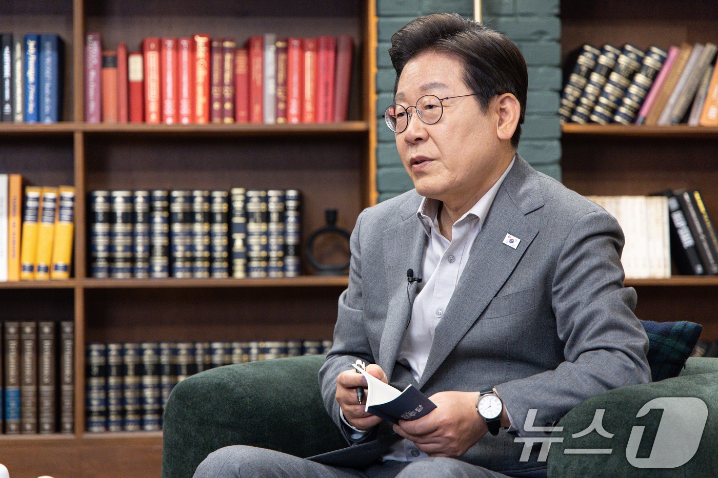 (서울=뉴스1) 이재명 기자 = 이재명 더불어민주당 대통령 후보가 28일 오후 서울 강남구의 한 스튜디오에서 열린  '1400만 개미와 한배 탔어요' 유튜브 라이브에서 발언을 하고 …