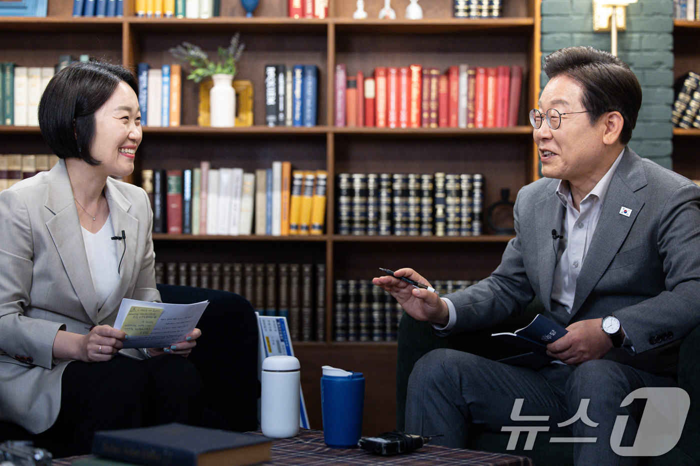 (서울=뉴스1) 이재명 기자 = 이재명 더불어민주당 대통령 후보가 28일 오후 서울 강남구의 한 스튜디오에서 열린  '1400만 개미와 한배 탔어요' 유튜브 라이브에서 발언을 하고 …