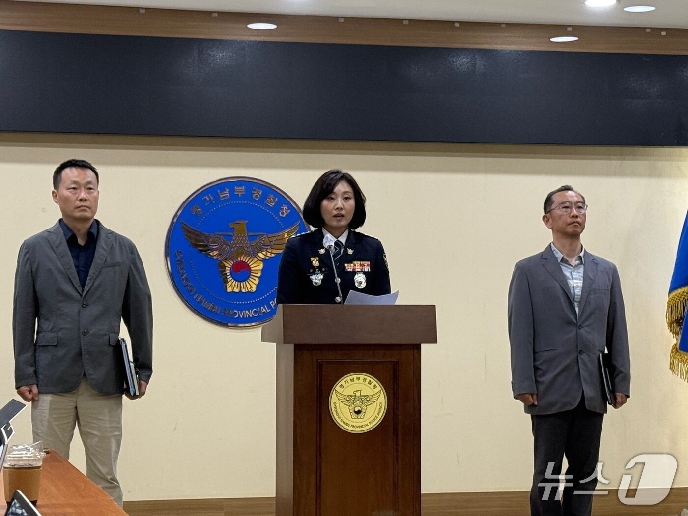 본문 이미지 - 강은미 경기 화성동탄경찰서장이 28일 &#39;동탄 납치살인 사건&#39;과 관련해 경기남부경찰청에서 브리핑을 열고 공식 사과하고 있다. 2025.5.28/뉴스1 ⓒNews1 김기현 기자