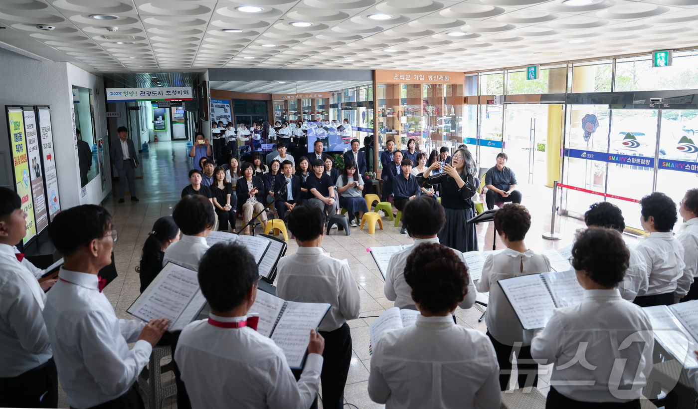 (청양=뉴스1) 이동원 기자 = 청양군립합창단이 28일 청양군청 1층 로비에서 봄맞이 버스킹 공연을 펼쳐 군청을 방문은 군민들과 공직자들에게 봄의 정취와 함께 깊은 감동을 선사했다 …