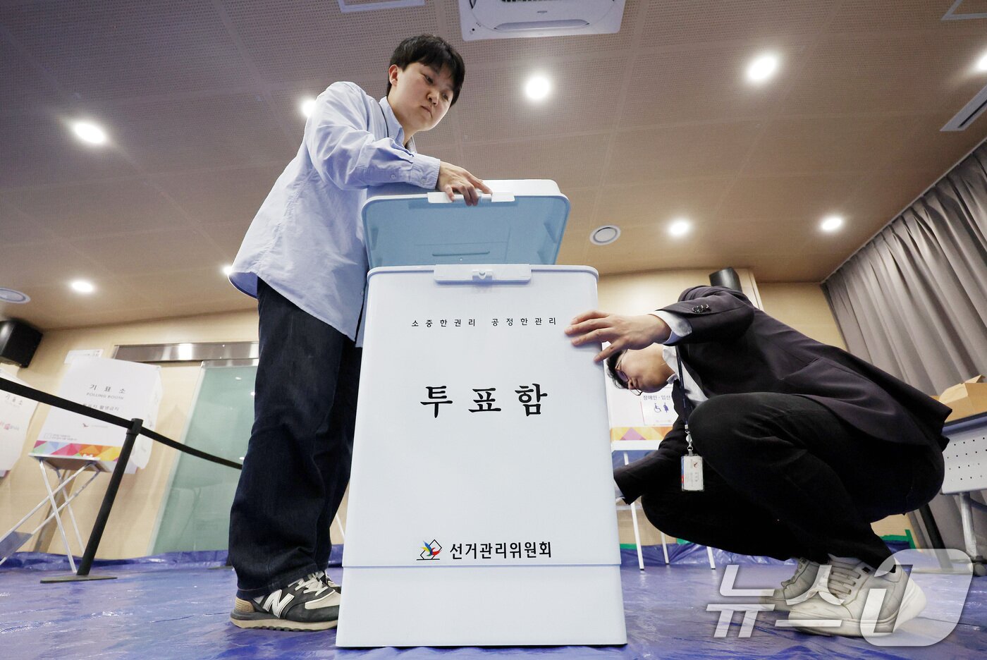 본문 이미지 - 제21대 대통령선거 사전투표를 하루 앞둔 28일 서울 관악구 신사동 복합청사에 마련된 사전투표소에서 서울시 선거관리위원회 관계자들이 투표함을 확인하고 있다. (공동취재) 2025.5.28/뉴스1 ⓒ News1 이동해 기자