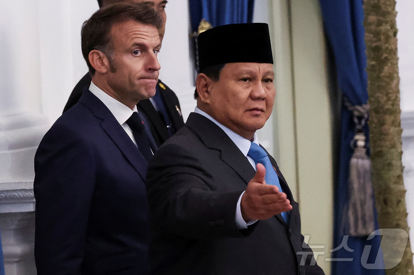 (인도네시아 자카르타 로이터=뉴스1) 신기림 기자 = 에마뉘엘 마크롱 프랑스 대통령(왼쪽)과 프라보워 수비안또 인도네시아 대통령이 2025년 5월 28일 자카르타 메르데카 궁에서 …