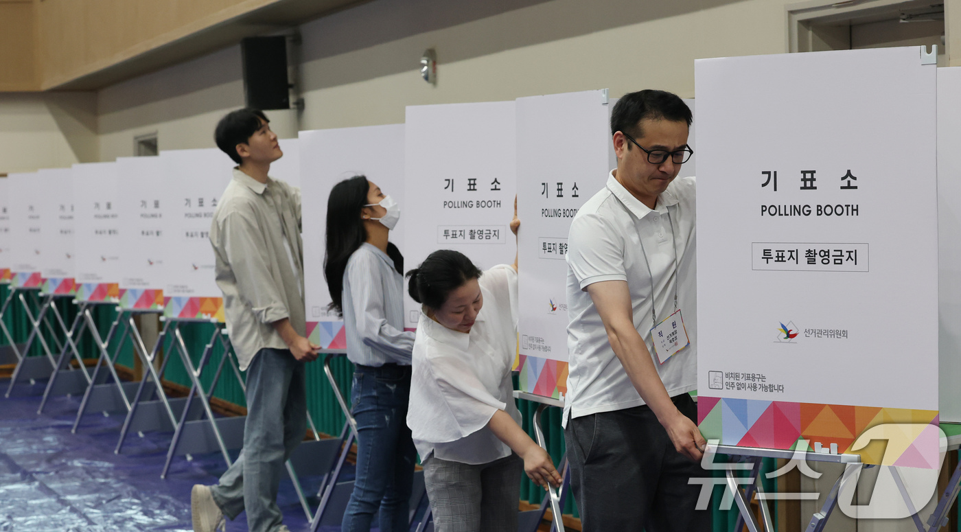 (논산=뉴스1) 김기태 기자 = 제21대 대통령 선거 사전투표가 하루 앞으로 다가온 28일 충남 논산 연무문화체육센터에 마련된 연무읍제2사전투표소에서 관계자가 기표용구를 점검하고 …