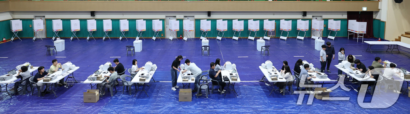 (논산=뉴스1) 김기태 기자 = 제21대 대통령 선거 사전투표가 하루 앞으로 다가온 28일 충남 논산 연무문화체육센터에 마련된 연무읍제2사전투표소에서 관계자가 기표용구를 점검하고 …