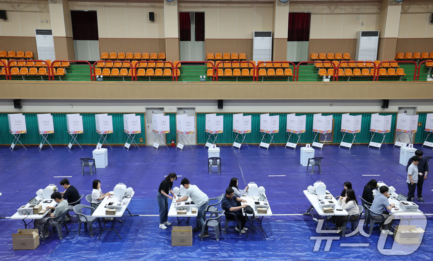 (논산=뉴스1) 김기태 기자 = 제21대 대통령 선거 사전투표가 하루 앞으로 다가온 28일 충남 논산 연무문화체육센터에 마련된 연무읍제2사전투표소에서 관계자가 기표용구를 점검하고 …