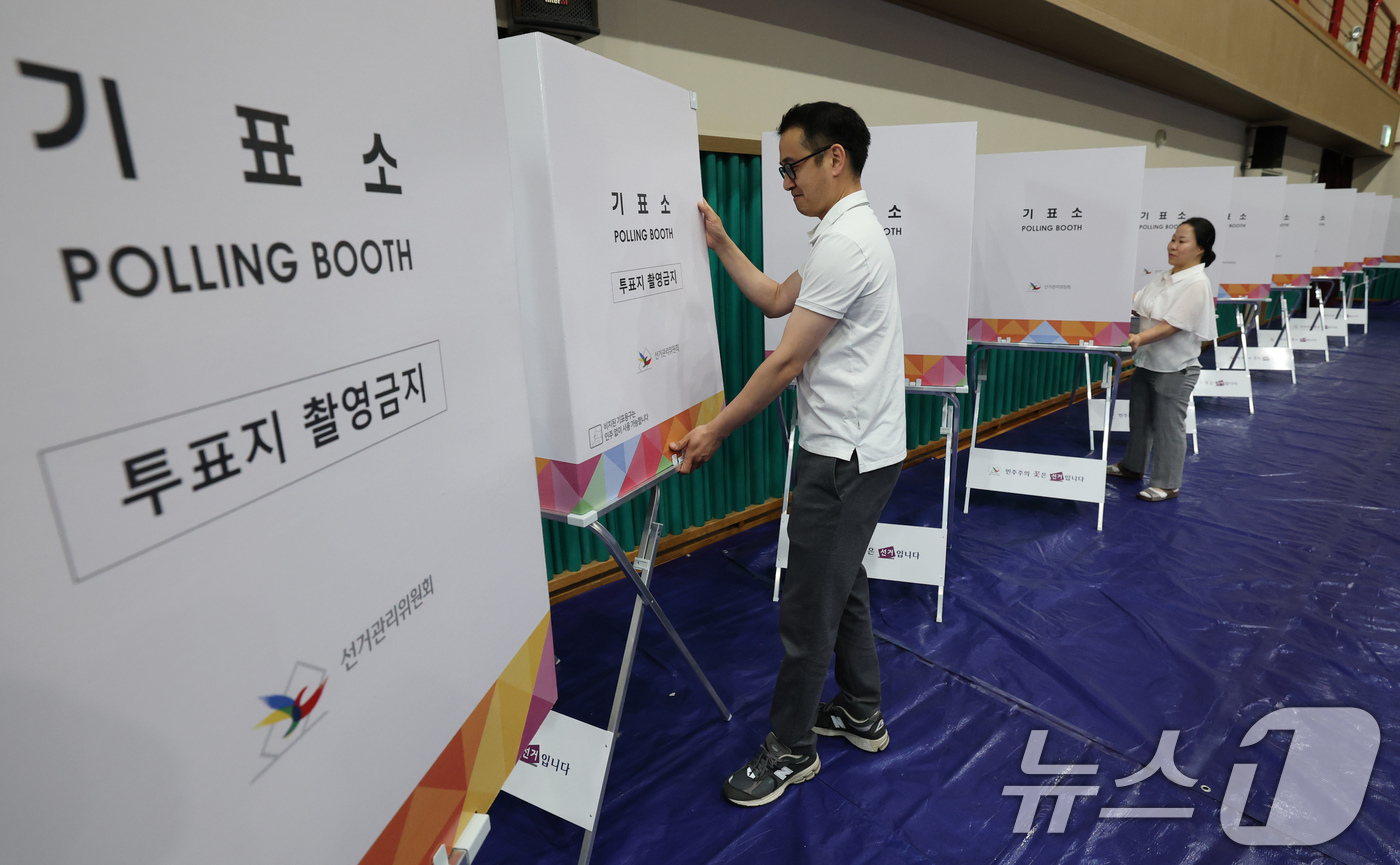 (논산=뉴스1) 김기태 기자 = 제21대 대통령 선거 사전투표가 하루 앞으로 다가온 28일 충남 논산 연무문화체육센터에 마련된 연무읍제2사전투표소에서 관계자가 기표용구를 점검하고 …