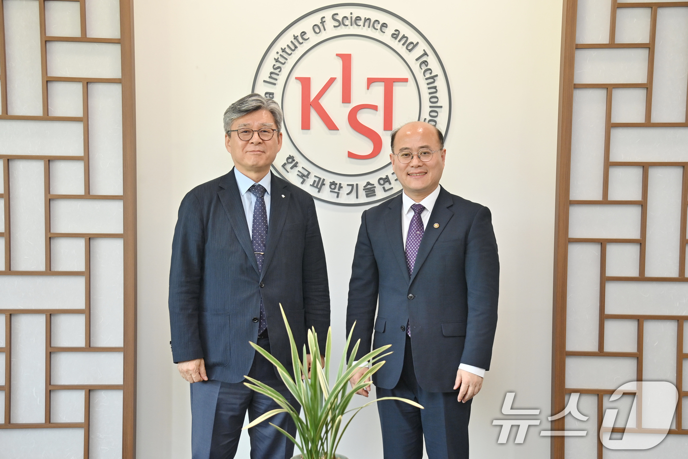 (서울=뉴스1) = 이창윤 과학기술정보통신부 제1차관이 28일 서울 성북구 KIST본관에서 개최된 '청정수소 저장·활용 전략연구단' 간담회에 참석해 오상록 KIST원장(왼쪽)과 기 …