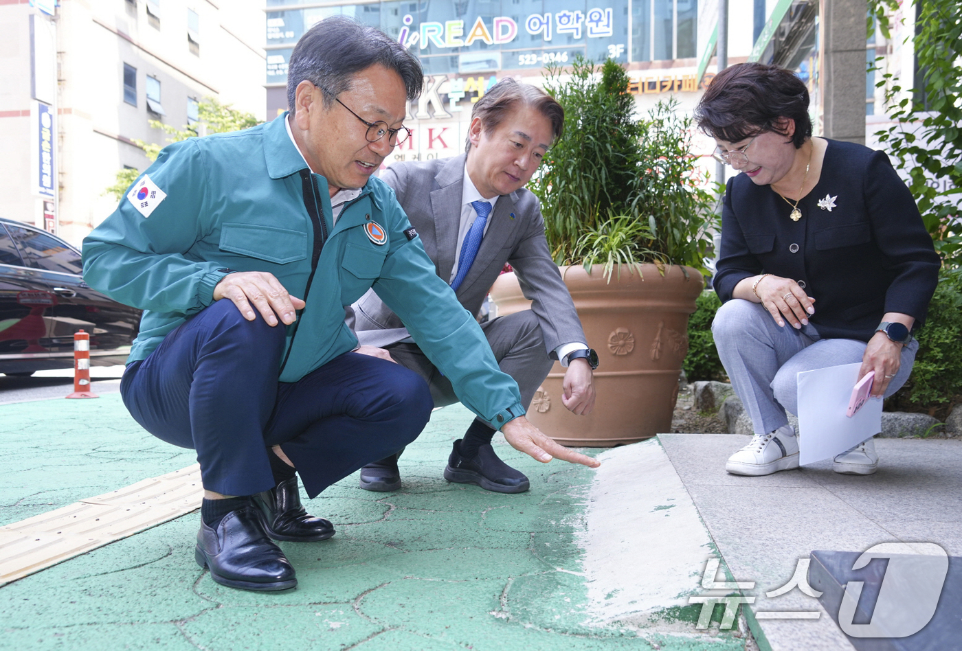 (광주=뉴스1) 박준배 기자 = 강기정 광주시장이 28일 오전 서구 동천동 행정복지센터에 마련된 사전투표소를 찾아 김이강 서구창장과 장애인 휠체어가 진입할 수 있도록 새롭게 설치한 …