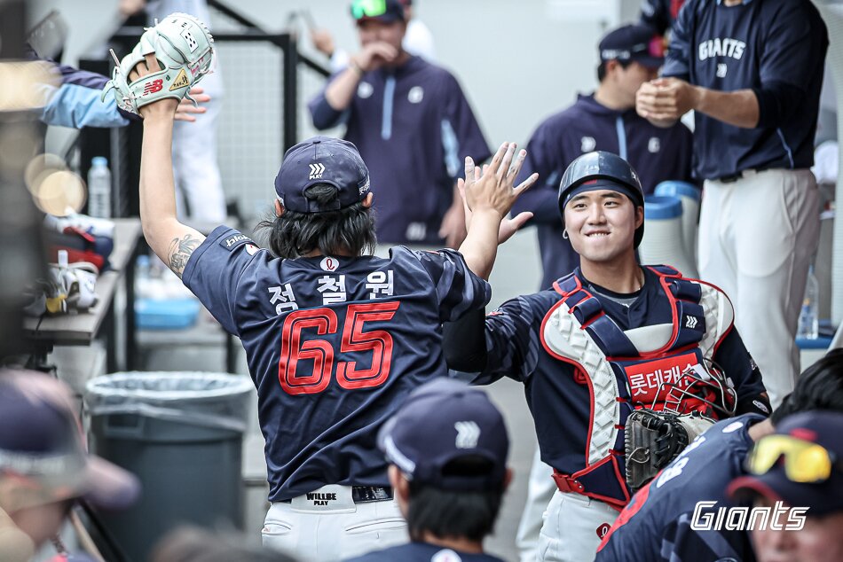 본문 이미지 - 롯데 더그아웃에서 세리머니하는 정철원.(롯데 자이언츠 제공)