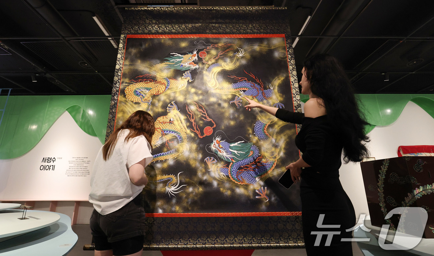 (서울=뉴스1) 박세연 기자 = 28일 서울 강남구 국가무형유산전수교육관에서 개막한 2025 포르쉐 퓨처 헤리티지 전승공예특별전 ‘열번째 용의 아이와 상상동물’을 찾은 관람객이 국 …