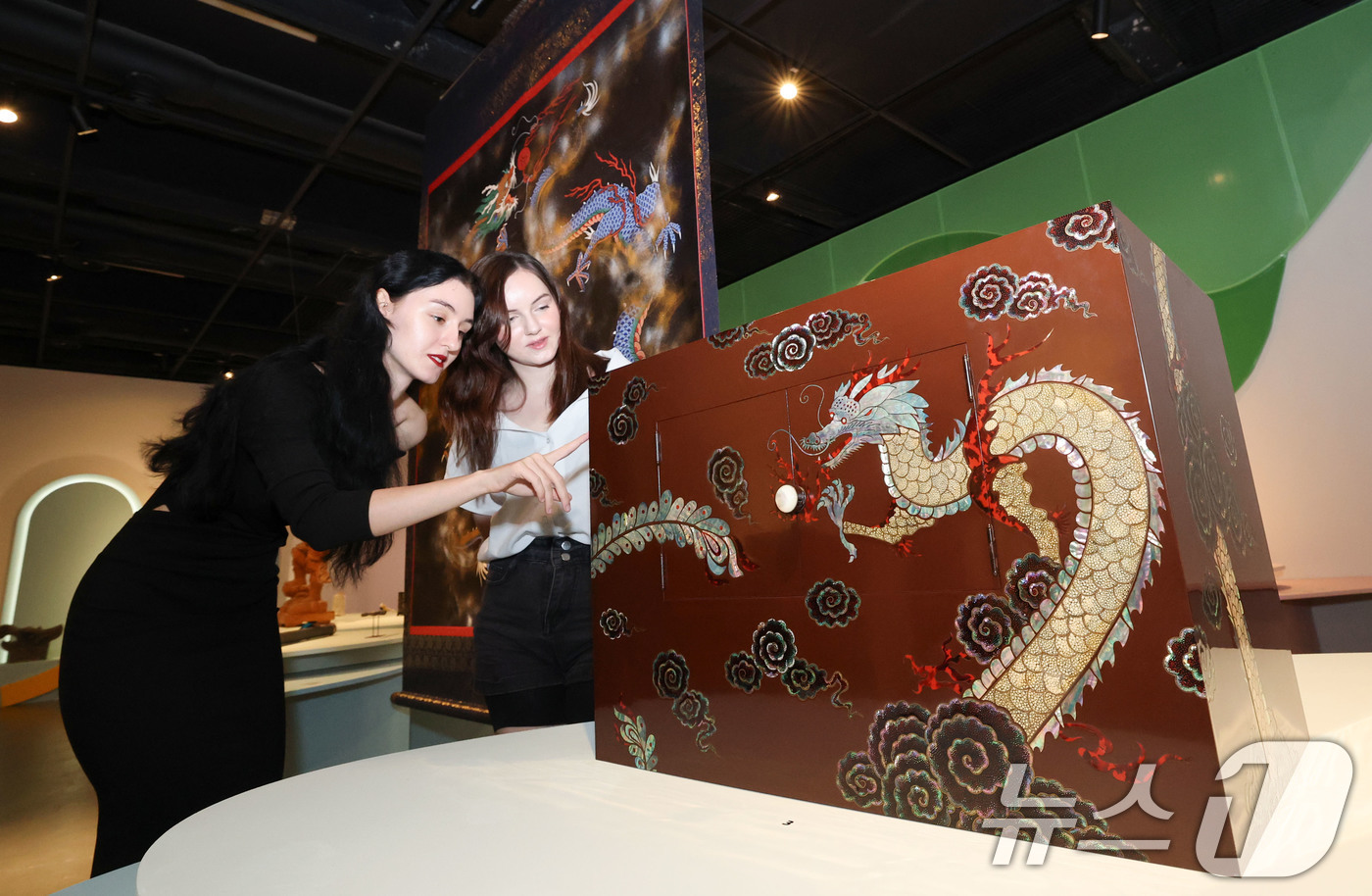 (서울=뉴스1) 박세연 기자 = 28일 서울 강남구 국가무형유산전수교육관에서 개막한 2025 포르쉐 퓨처 헤리티지 전승공예특별전 ‘열번째 용의 아이와 상상동물’을 찾은 관람객이 국 …