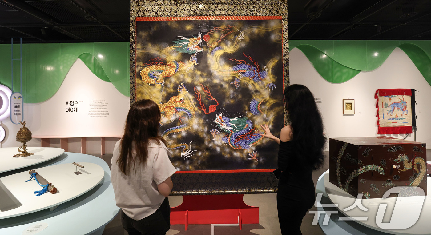 (서울=뉴스1) 박세연 기자 = 28일 서울 강남구 국가무형유산전수교육관에서 개막한 2025 포르쉐 퓨처 헤리티지 전승공예특별전 ‘열번째 용의 아이와 상상동물’을 찾은 관람객이 국 …