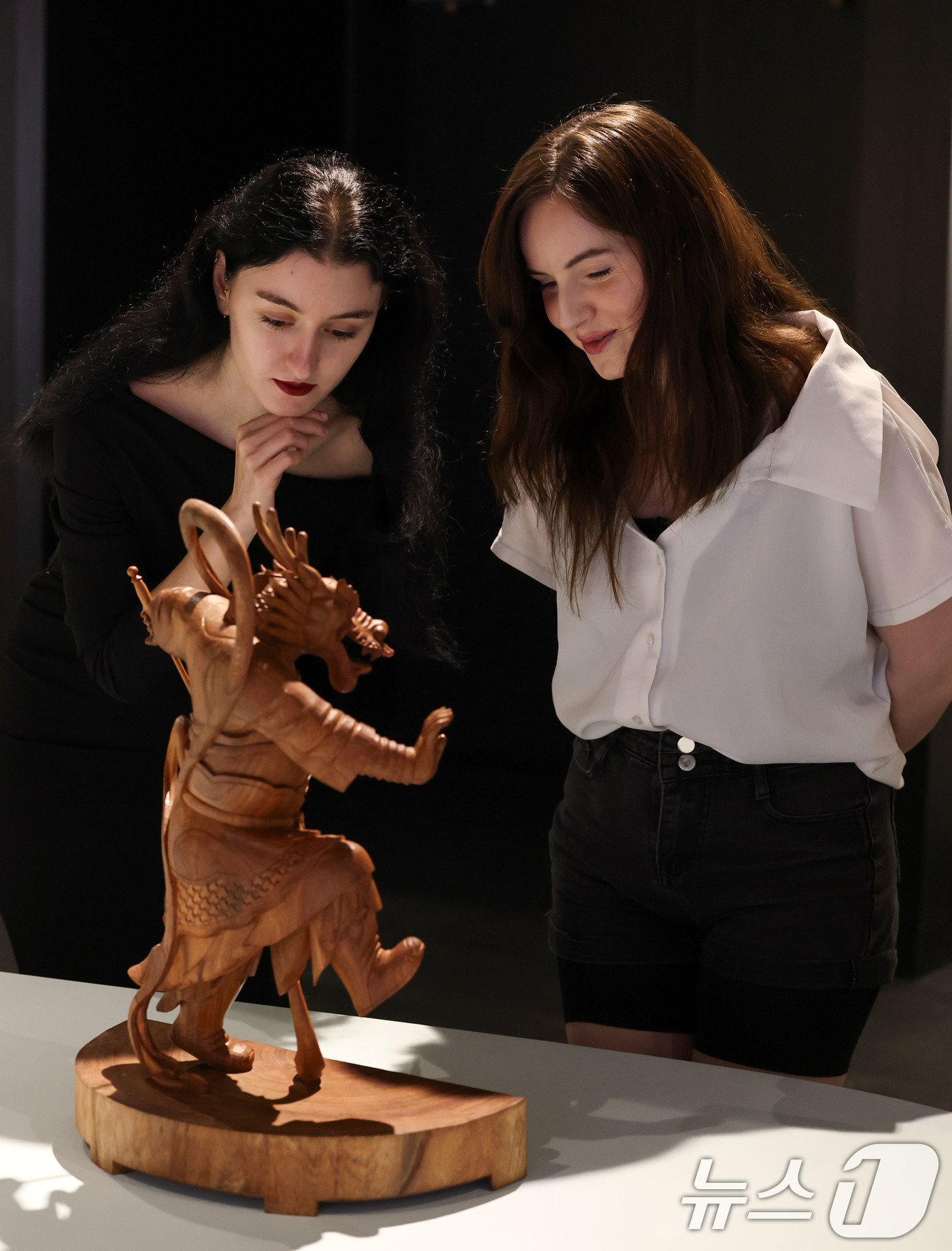 (서울=뉴스1) 박세연 기자 = 28일 서울 강남구 국가무형유산전수교육관에서 개막한 2025 포르쉐 퓨처 헤리티지 전승공예특별전 ‘열번째 용의 아이와 상상동물’을 찾은 외국인 관람 …