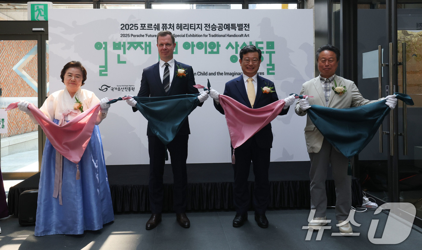 (서울=뉴스1) 박세연 기자 = 김혜순 매듭장 보유자(왼쪽부터), 이귀영 국가유산진흥원장, 마티아스 부세 포르쉐 코리아 대표, 이재순 국가무형문화재기능협회 이사장이 28일 서울 강 …
