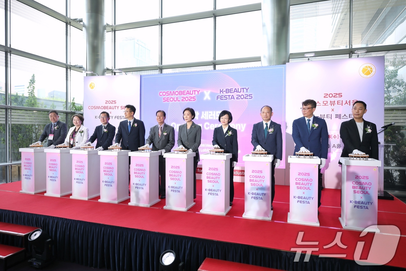 (서울=뉴스1) = 오영주 중소벤처기업부 장관이 28일 서울 강남구 코엑스에서 열린 '2025 코스모뷰티서울 X k-뷰티페스타'에서 참석자들과 개막 세리머니를 하고 있다. (중소벤 …