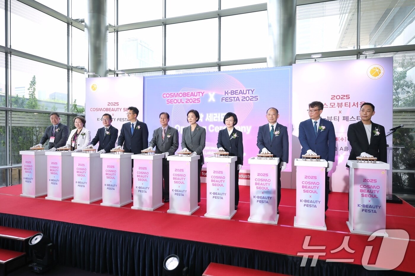 본문 이미지 - 오영주 중소벤처기업부 장관이 28일 서울 강남구 코엑스에서 열린 '2025 코스모뷰티서울 X k-뷰티페스타'에서 참석자들과 개막 세리머니를 하고 있다. (중소벤처기업부 제공. 재판매 및 DB 금지) 2025.5.28/뉴스1